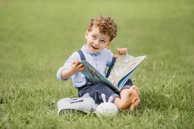 子どもが本を読んでいる